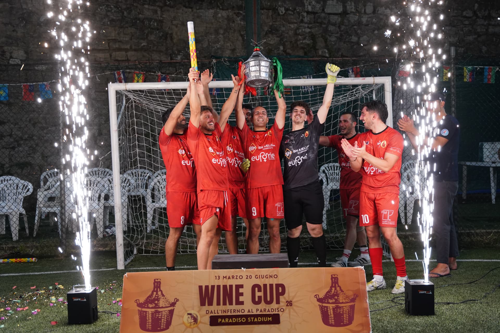 Premiazione Wine Cup: la squadra vincitrice solleva la damigiana al Paradiso Stadium